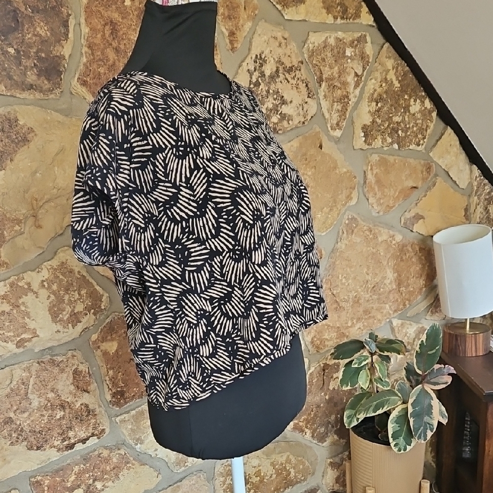 Forever 21 Black and Tan Patterned Top with Flutter Sleeves And Split Back Sz S‎